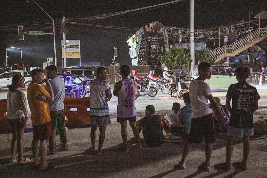 La gente observa las operaciones de rescate frente a un edificio derrumbado tras un terremoto de magnitud 7.8 en la ciudad de General Santos, el 8 de junio de 2026. (Jam STA ROSA / AFP vía Getty Images)