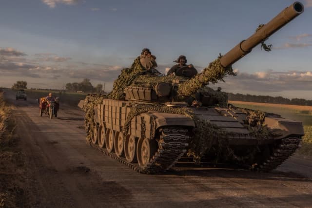 Soldados ucranianos operan un tanque T-72 de fabricación soviética en la región de Sumy, cerca de la frontera con Rusia, el 12 de agosto de 2024. (Roman Pilipey/AFP vía Getty Images).
