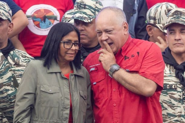 Fotografía de archivo de la presidenta encargada de Venezuela, Delcy Rodriguez (c-i), y el ministro de Interior, Justicia y Paz, Diosdado Cabello (c-d), en Caracas, Venezuela. (EFE/ Miguel Gutiérrez)