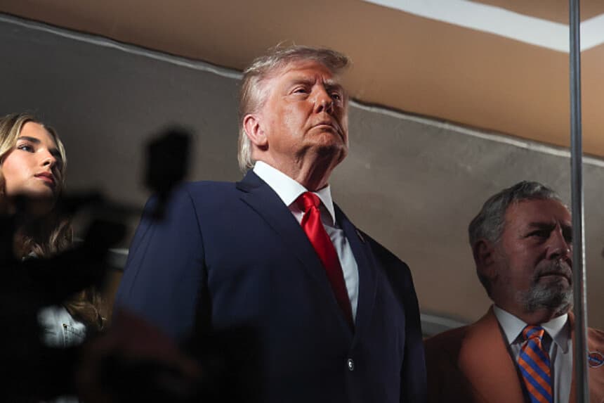 El presidente de Estados Unidos, Donald Trump, observa el inicio del tercer partido de las Finales de la NBA entre los New York Knicks y los San Antonio Spurs en el Madison Square Garden el 8 de junio de 2026 en la ciudad de Nueva York. (Samuel Corum/Getty Images).