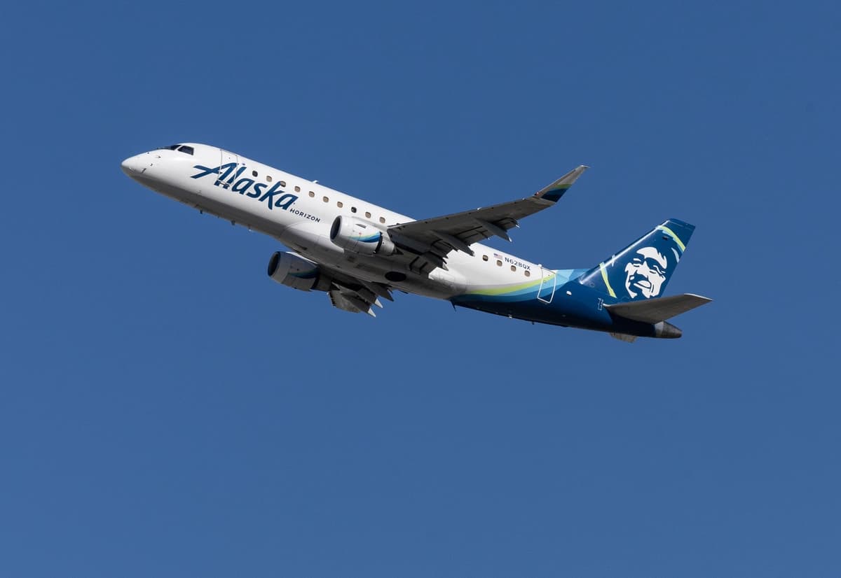 Un avión de Alaska Airlines despega del Aeropuerto Internacional de Los Ángeles el 27 de enero de 2026. (John Fredricks/The Epoch Times)