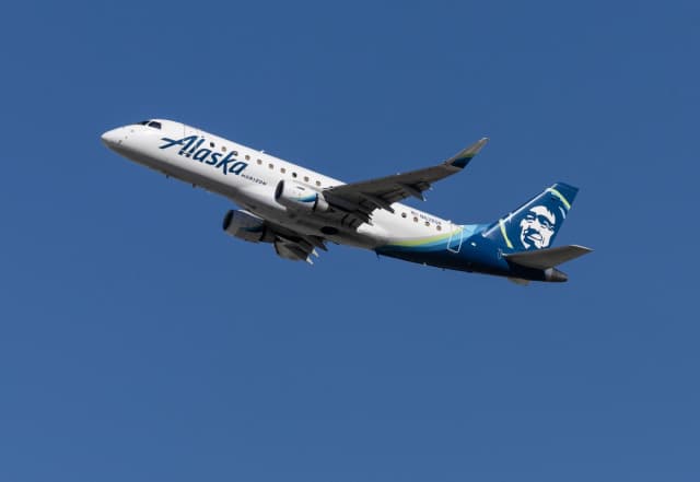 Un avión de Alaska Airlines despega del Aeropuerto Internacional de Los Ángeles el 27 de enero de 2026. (John Fredricks/The Epoch Times)