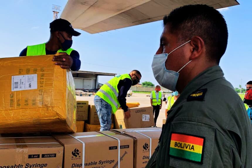 Un miembro del ejército boliviano supervisa la descarga de un envío de alimentos y medicamentos donados el 30 de julio de 2021. Imagen de archivo (ADALBERTO ROQUE/AFP vía Getty Images)