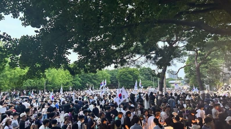20,000 personas se reúnen frente a centro de recuento de votos en Corea del Sur y exigen nuevas elecciones