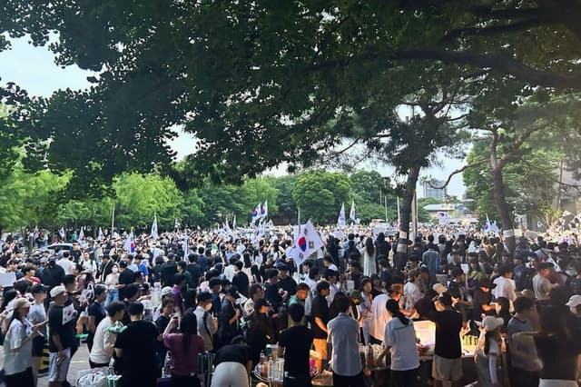 Miles de ciudadanos se reúnen para pedir nuevas elecciones frente al centro de recuento de votos del distrito de Songpa, en el Gimnasio de Balonmano del Parque Olímpico de Seúl, Corea del Sur, el 6 de junio de 2026. (Khasub Lee/Epoch Times Korea)