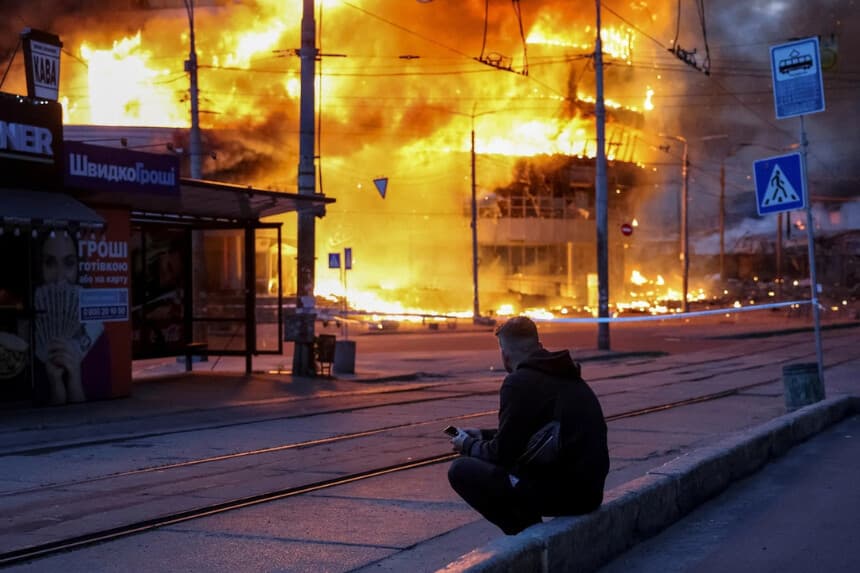 El lugar donde se produjo un ataque con misiles y drones rusos en Kiev, Ucrania, el 24 de mayo de 2026. (Fotografía de un colaborador independiente/Reuters).