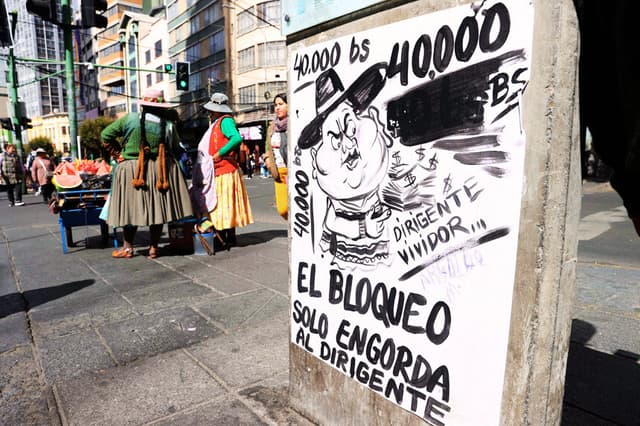 Un grupo de personas fue captado este 8 de junio, durante una marcha para exigir el desbloqueo de vías y la pacificación de Bolivia, en La Paz. (EFE/Luis Gandarillas)