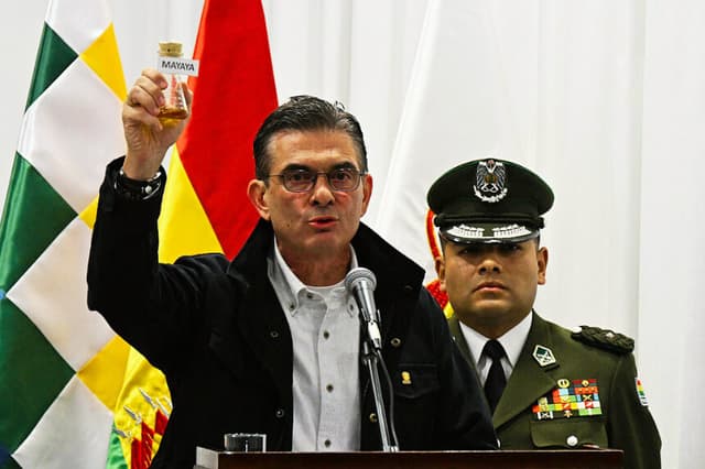 El presidente de Bolivia, Rodrigo Paz, levanta una botella con gasolina mientras habla tras promulgar la ley que regula los estados de emergencia, en La Paz el 8 de junio de 2026, tras semanas de protestas en su contra. (AIZAR RALDES / AFP vía Getty Images)