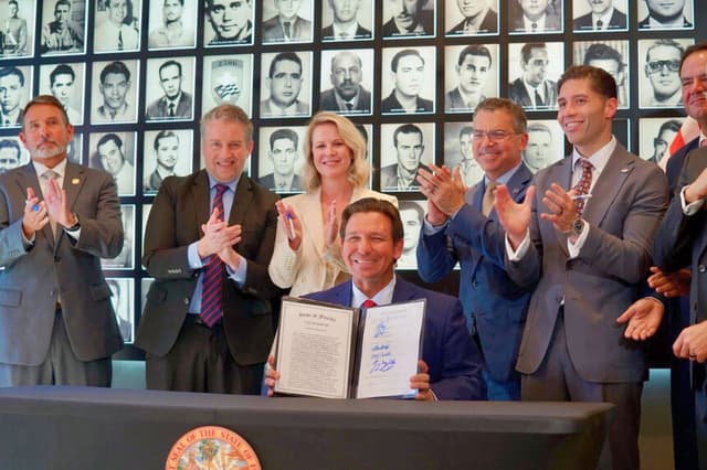 El gobernador de Florida, Ron DeSantis, promulga el proyecto de ley HB 905, la "Ley de restricción y aplicación de medidas contra la injerencia extranjera", el 8 de mayo de 2026. (Oficina del gobernador Ron DeSantis).