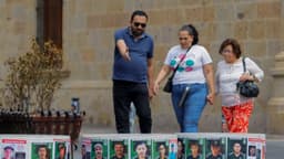 Un "álbum" con rostros de desaparecidos busca mantener viva la búsqueda en el Mundial
