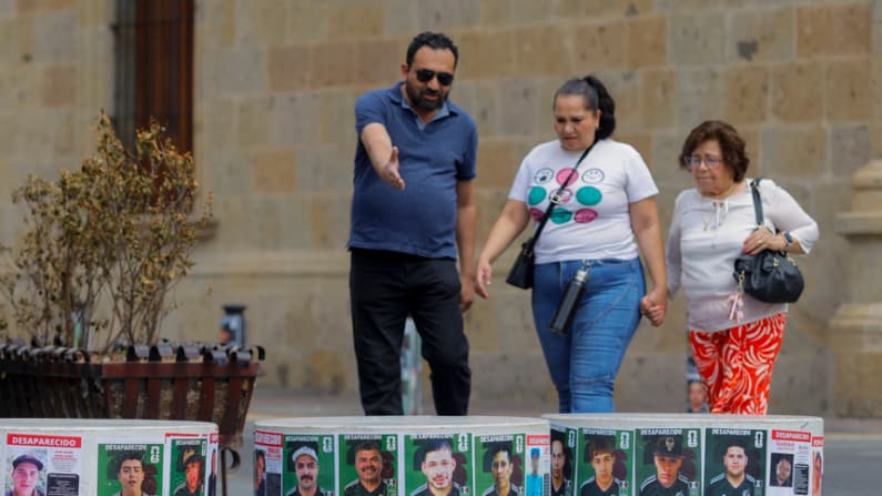 Un "álbum" con rostros de desaparecidos busca mantener viva la búsqueda en el Mundial