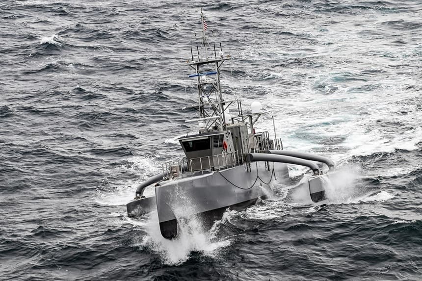 Una embarcación de superficie no tripulada de desplazamiento medio del tipo Seahawk participa en un simulacro de combate de EE. UU. en el océano Pacífico el 21 de abril de 2021. (Shannon Renfroe/Marina de EE. UU.)