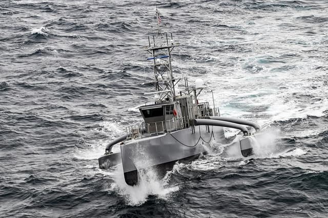 Una embarcación de superficie no tripulada de desplazamiento medio del tipo Seahawk participa en un simulacro de combate de EE. UU. en el océano Pacífico el 21 de abril de 2021. (Shannon Renfroe/Marina de EE. UU.)