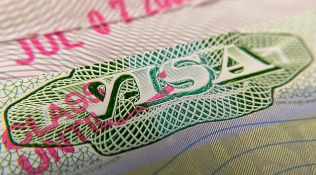 Un sello de visado en un pasaporte extranjero en Los Ángeles, el 6 de junio de 2020. (Chris Delmas/AFP vía Getty Images)