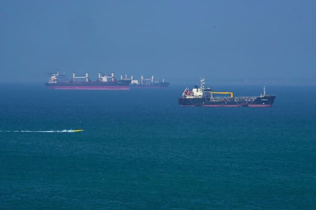 El petrolero "Ateela 2" navega por el mar frente a la isla de Qeshm, en Irán, en el estrecho de Ormuz, el 28 de abril de 2026. (Asghar Besharati/Getty Images)
