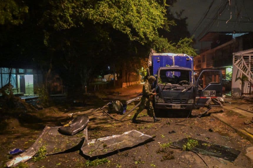 Un soldado colombiano pasa junto a un camión que se cree que fue utilizado para lanzar y detonar explosivos en una calle situada junto al cuartel general de la Tercera Brigada del Ejército colombiano en Cali, en el departamento del Valle del Cauca, el 5 de abril de 2023. Los disidentes de las FARC detonaron explosivos en las inmediaciones de una instalación militar en la ciudad de Cali, lo que afectó a varias viviendas militares y civiles, según informó el ejército el viernes. (JOAQUÍN SARMIENTO/AFP vía Getty Images)