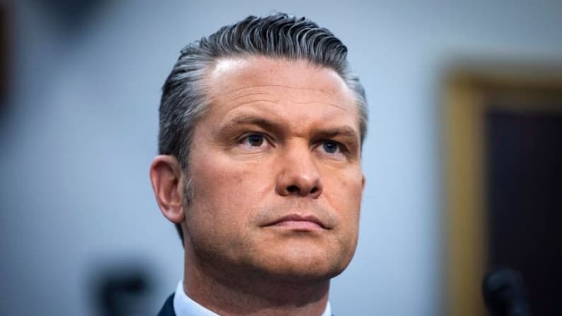 Secretario de Guerra, Pete Hegseth, anuncia que viajará a Cuba