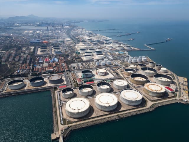 Importaciones chinas de petróleo crudo caen a mínimo en 8 años por cierre del estrecho de Ormuz