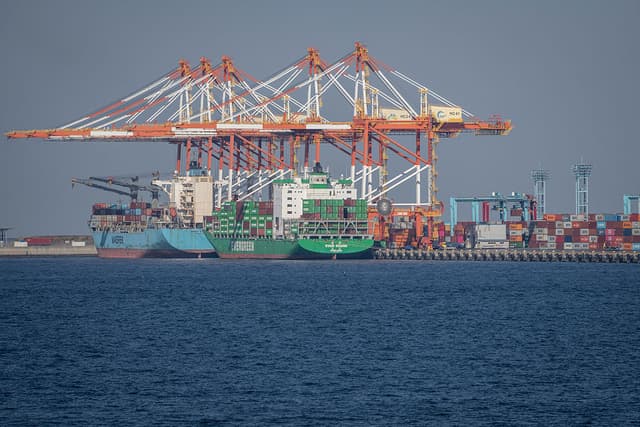 Buques de carga atracados en la terminal internacional de carga de Yokohama, prefectura de Kanagawa, el 8 de abril de 2026. Las bolsas de valores de Japón y Corea del Sur se dispararon a primera hora del 8 de abril, tras el anuncio de Trump de un alto el fuego de dos semanas con Irán, con conversaciones mediadas por Pakistán durante dicho período. Mientras tanto, los precios del petróleo se desplomaron, con los crudos WTI y Brent cayendo por debajo de los 100 dólares el barril. (Yuichi YAMAZAKI / AFP vía Getty Images)