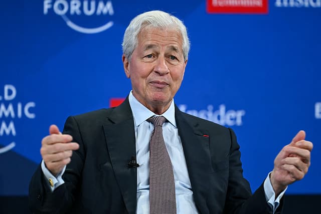 El presidente y director ejecutivo de JPMorgan Chase, Jamie Dimon, hace gestos mientras habla durante la reunión anual del Foro Económico Mundial (FEM) en Davos el 21 de enero de 2026. (Fabrice COFFRINI / AFP a través de Getty Images)