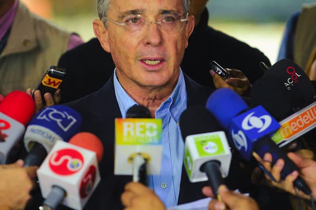 El expresidente colombiano (2002-2010) y actual senador Álvaro Uribe ofrece una conferencia de prensa sobre la detención de su hermano Santiago, en su domicilio de Rionegro, departamento de Antioquia, Colombia, el 6 de marzo de 2016. (RAÚL ARBOLEDA/AFP vía Getty Images)