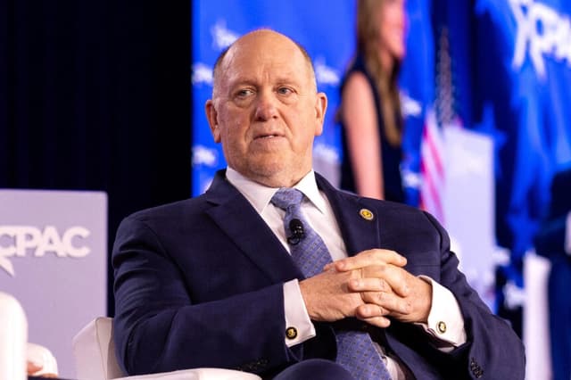 Tom Homan, responsable de asuntos fronterizos de la Casa Blanca, interviene en el escenario durante la Conferencia de Acción Política Conservadora (CPAC) celebrada en Grapevine, al noroeste de Dallas, el 26 de marzo de 2026. (Leandro Lozada/AFP vía Getty Images).