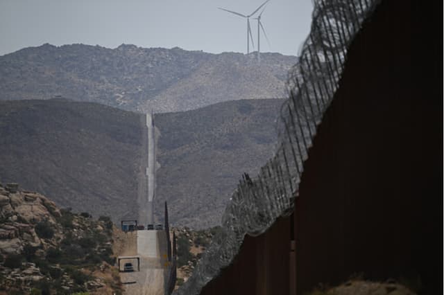 Imagen Ilustrativa: Vehículos de la Patrulla Fronteriza de la Oficina de Aduanas y Protección Fronteriza de Estados Unidos (CBP) permanecen estacionados junto al muro fronterizo entre Estados Unidos y México el 1 de agosto de 2024 en Jacumba Hot Springs, condado de San Diego, California. (Foto de Patrick T. Fallon / AFP) (PATRICK T. FALLON/AFP vía Getty Images).