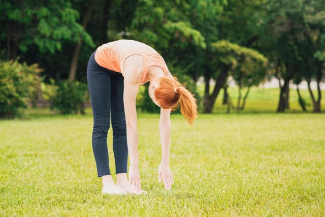 Movimiento de 1 minuto para liberar la fascia. (Pavel Kostenko/Shutterstock).