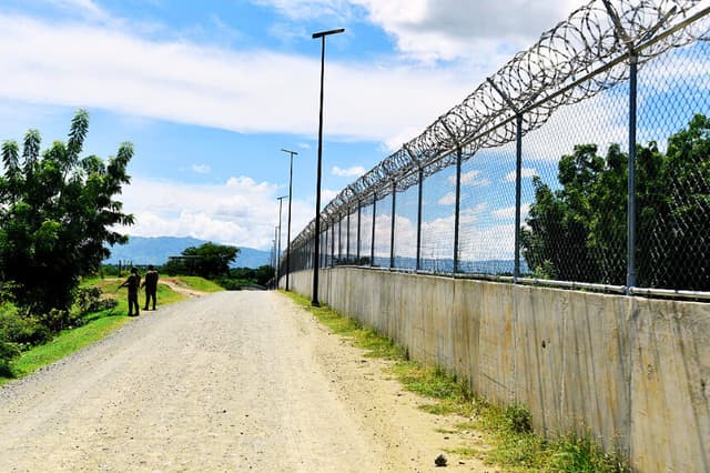 Vista del puesto de control del ejército dominicano situado junto al muro fronterizo entre la República Dominicana y Haití, en Pedernales, República Dominicana, el 19 de septiembre de 2025. (DANNY POLACO/AFP vía Getty Images)