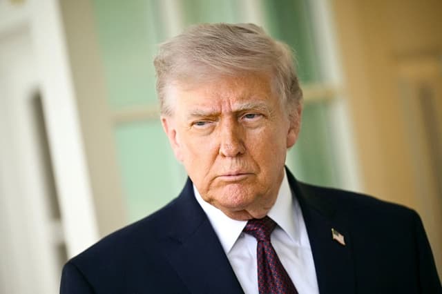 El presidente Donald Trump habla con la prensa a las puertas del Despacho Oval de la Casa Blanca, en Washington D. C., el 13 de abril de 2026. (Brendan Smialowski/AFP vía Getty Images)