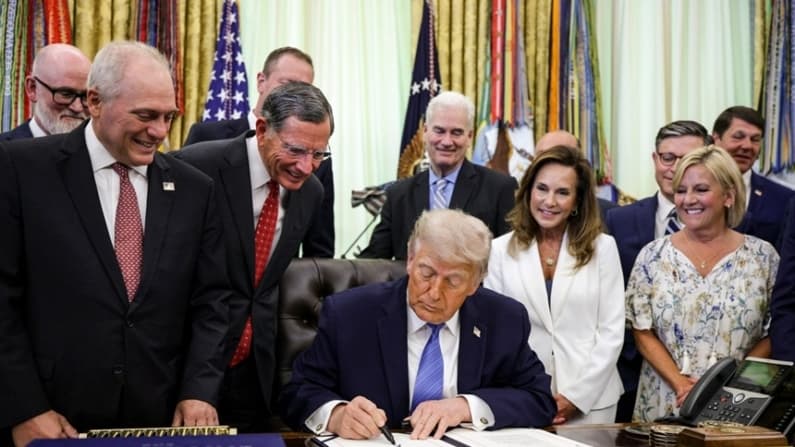 Trump promulga ley para financiar el ICE y la patrulla fronteriza durante tres años