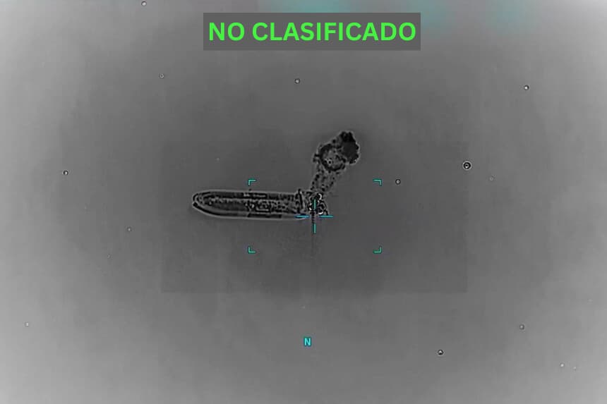 El humo se eleva desde el buque M/T Settebello, con pabellón de Palau, tras haber sido alcanzado por las fuerzas estadounidenses mientras transitaba por el golfo de Omán el 9 de junio de 2026. (Mando Central de EE. UU.).