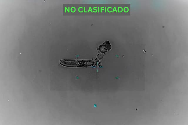 El humo se eleva desde el buque M/T Settebello, con pabellón de Palau, tras haber sido alcanzado por las fuerzas estadounidenses mientras transitaba por el golfo de Omán el 9 de junio de 2026. (Mando Central de EE. UU.).