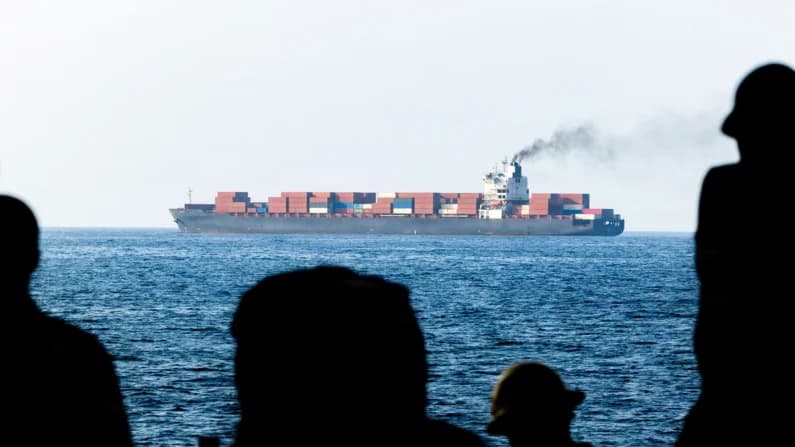 Ataque a carguero cerca de Yemen en el Mar Rojo causa víctimas, informa grupo británico