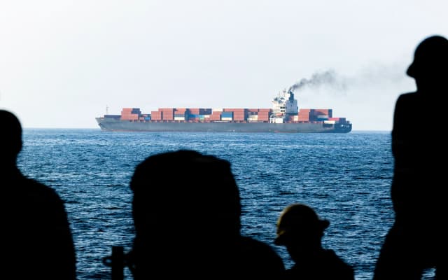 Fuerzas estadounidenses patrullan el mar Arábigo cerca del buque M/V Touska el 20 de abril de 2026, tras disparar contra la embarcación con bandera iraní a la que Estados Unidos acusó de intentar violar el bloqueo naval estadounidense a los puertos iraníes cercanos al estrecho de Ormuz. (Armada de los Estados Unidos vía Getty Images).