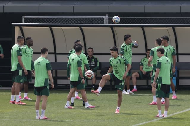 Jugadores de la selección mexicana de fútbol entrenan en el Centro de Alto Rendimiento de la Federación Mexicana de Fútbol en Ciudad de México, México. (EFE/José Méndez)