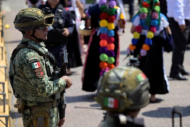 Soldados del Ejército de México montan guardia durante un evento en Uruapan, Michoacán el 18 de abril de 2026. (Foto de Alfredo ESTRELLA / AFP vía Getty Images)
