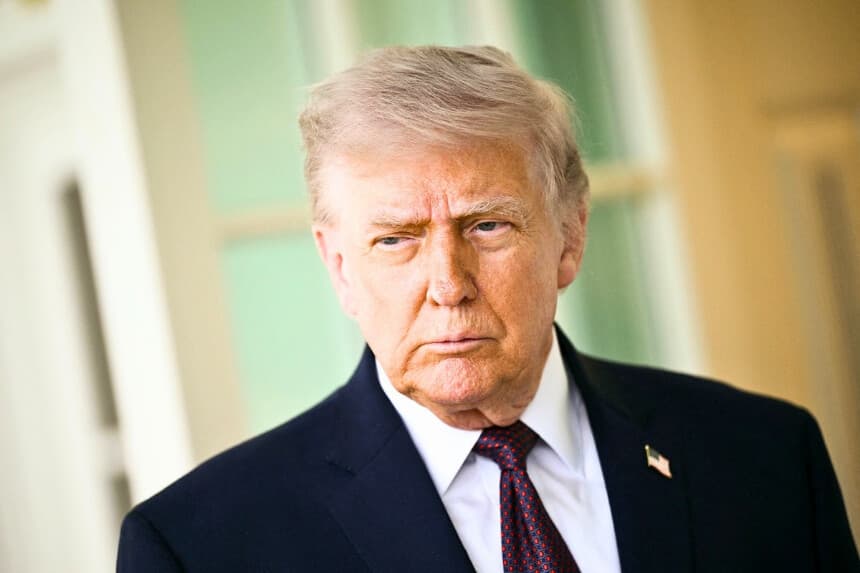 El presidente Donald Trump habla con la prensa frente al Despacho Oval de la Casa Blanca, en Washington, el 13 de abril de 2026. (Brendan Smialowski/AFP vía Getty Images)