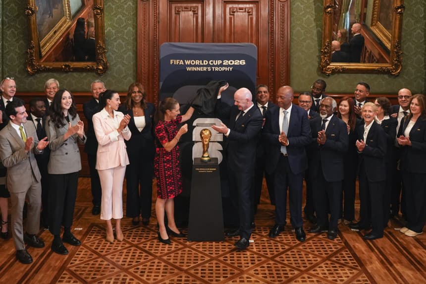 Fotografía cedida por la Presidencia de México de la mandataria mexicana Claudia Sheinbaum (c-i) develando el trofeo del Mundial de Fútbol FIFA 2026 junto al presidente del organismo Gianni Infantino (c-d) este miércoles, en el Palacio Nacional de la Ciudad de México (EFE/ Presidencia de México)