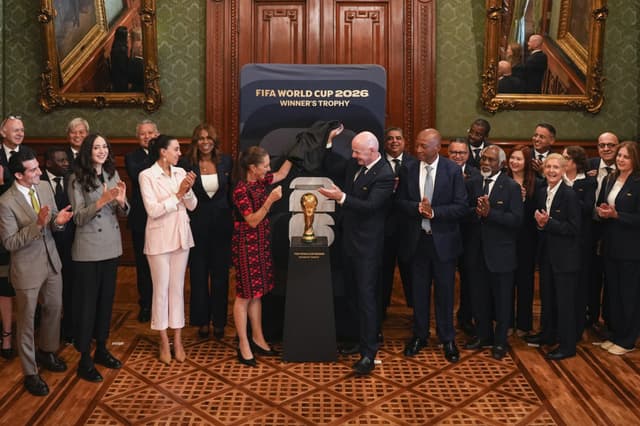 Fotografía cedida por la Presidencia de México de la mandataria mexicana Claudia Sheinbaum (c-i) develando el trofeo del Mundial de Fútbol FIFA 2026 junto al presidente del organismo Gianni Infantino (c-d) este miércoles, en el Palacio Nacional de la Ciudad de México (EFE/ Presidencia de México)
