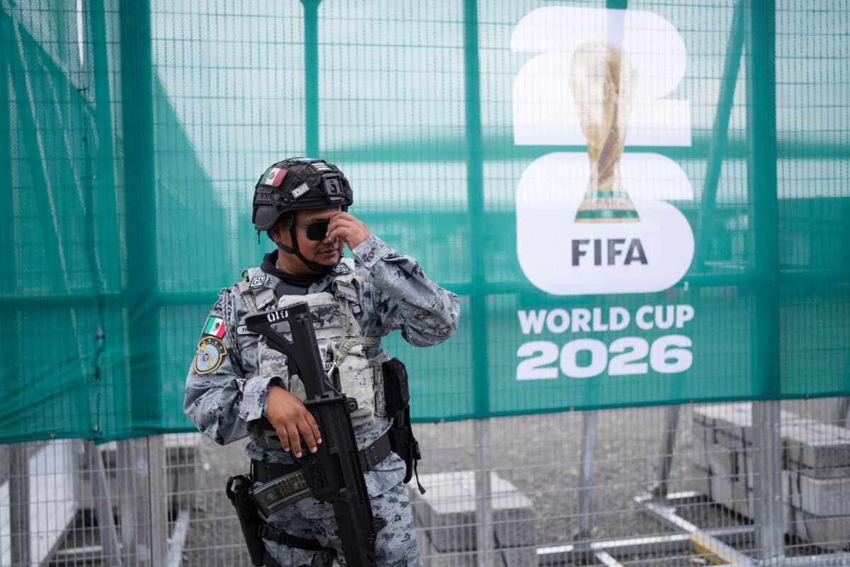 Infantino pide calma a sus críticos antes del Mundial en México