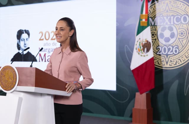 Fotografía cedida por la Presidencia de México de su mandataria, Claudia Sheinbaum, durante una rueda de prensa este jueves, en el Palacio Nacional de Ciudad de México (EFE/ Presidencia de México)