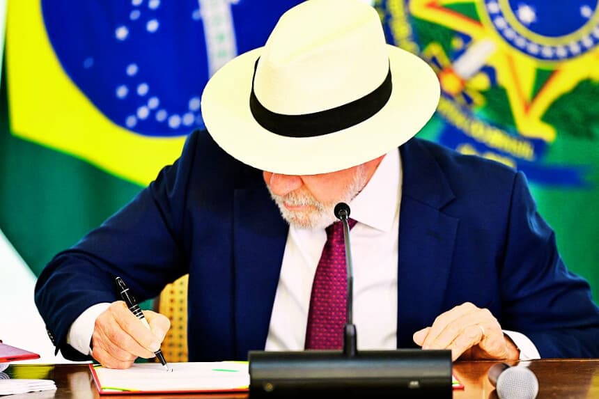 El presidente de Brasil, Luiz Inácio Lula da Silva, firma el decreto por el que se promulga el Acuerdo Comercial entre la Unión Europea y el Mercosur en el Palacio del Planalto, en Brasilia, el 28 de abril de 2026. (Evaristo SA / AFP vía Getty Images)