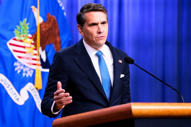 El fiscal general adjunto Todd Blanche interviene en una rueda de prensa para dar a conocer las últimas novedades sobre los expedientes de Epstein en el Departamento de Justicia, en Washington, el 30 de enero de 2026. (Anna Moneymaker/Getty Images).