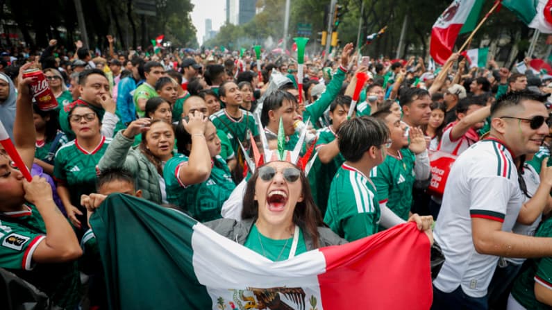 Lluvia no detiene festejos en México tras triunfo de la selección nacional en su 1er. partido del Mundial