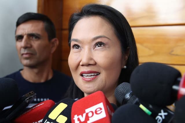 La candidata derechista a la Presidencia de Perú, Keiko Fujimori, fue captada este 11 de junio, al atender a la prensa, en Lima, Perú. (EFE/Paolo Aguilar)