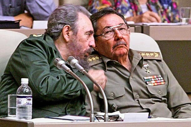 Fotografía tomada el 20 de diciembre de 1999 en La Habana, en la que aparece el presidente cubano Fidel Castro (izquierda) hablando con su hermano y ministro de las Fuerzas Armadas, Raúl Castro, durante la IV Sesión de Trabajo de la Asamblea Nacional. (ADALBERTO ROQUE/AFP vía Getty Images)
