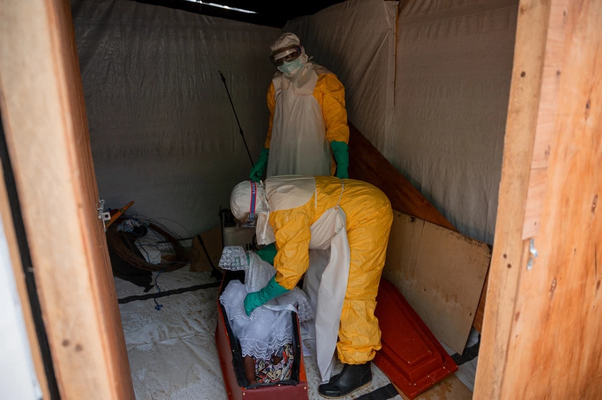 Reportan las primeras muertes por ébola en un campamento de desplazados en el Congo