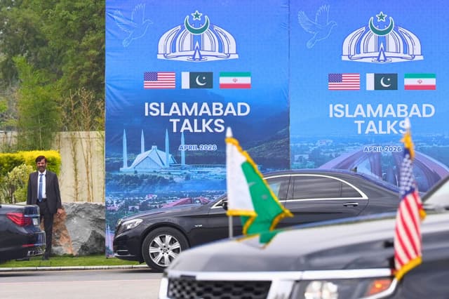 Se ve a un funcionario pakistaní durante la llegada del vicepresidente estadounidense JD Vance para mantener conversaciones con funcionarios iraníes en Islamabad, Pakistán, el 11 de abril de 2026. (Jacquelyn Martin/Pool vía Getty Images).