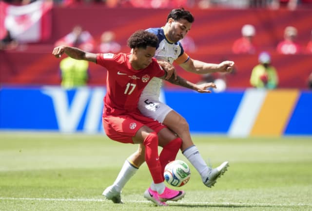 El canadiense Tajon Buchanan (17) y el bosnio Sead Kolasinac (5) disputan el balón durante la primera parte de su partido del Grupo B de la Copa del Mundo en Toronto el 12 de junio de 2026. (Nathan Denette/The Canadian Press)